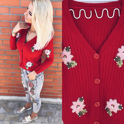 Σύγχρονη γυναικεία ζακέτα με ενδιαφέρουσες καρφίτσες, κουμπιά και ντεκολτέ σε σχήμα V