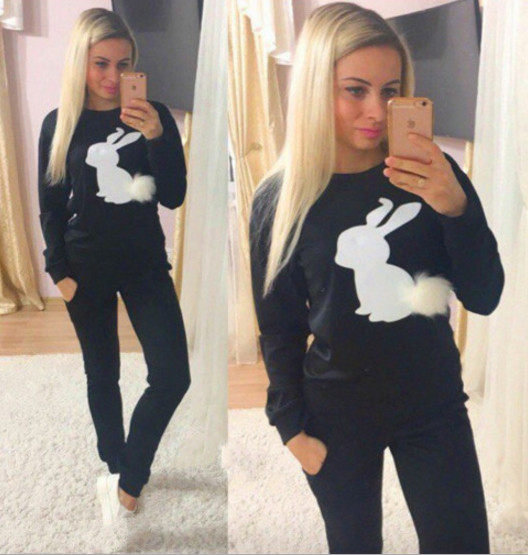 Удобен дамски спортен екип от 2 части с О-образна яка и интересен принт