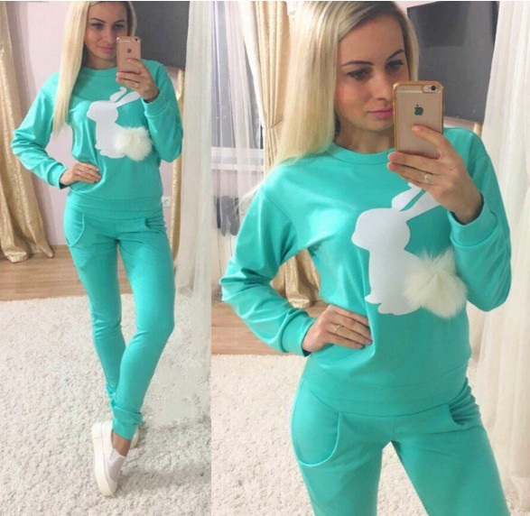 Удобен дамски спортен екип от 2 части с О-образна яка и интересен принт