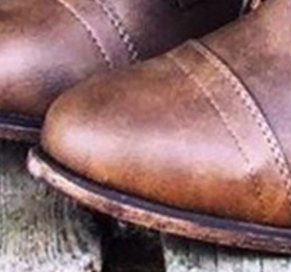 Γυναικείες  μπότες σε στυλ ρετρό  με παχύ τακούνι