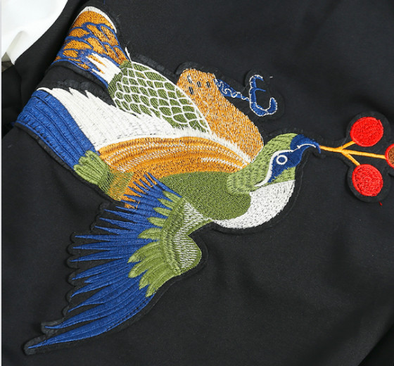 Γυναικεία καθημερινή αθλητική φόρμα  με κολάροσε σχήμα Ο και κέντημα 