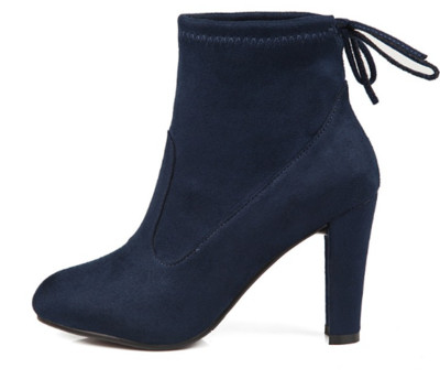 Γυναικείες μπότες με ψηλά τακούνια και ενδιαφέρουσες κορδέλες στο πίσω μέρος του παπουτσιού