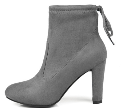 Γυναικείες μπότες με ψηλά τακούνια και ενδιαφέρουσες κορδέλες στο πίσω μέρος του παπουτσιού