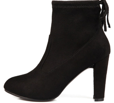 Γυναικείες μπότες με ψηλά τακούνια και ενδιαφέρουσες κορδέλες στο πίσω μέρος του παπουτσιού