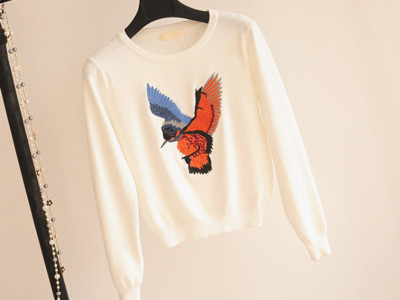 Σύντομο γυναικείο πουλόβερ με κολάρο σε σχήμα O και πολύχρωμη κεντημένη εκτύπωση