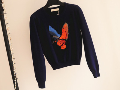 Σύντομο γυναικείο πουλόβερ με κολάρο σε σχήμα O και πολύχρωμη κεντημένη εκτύπωση