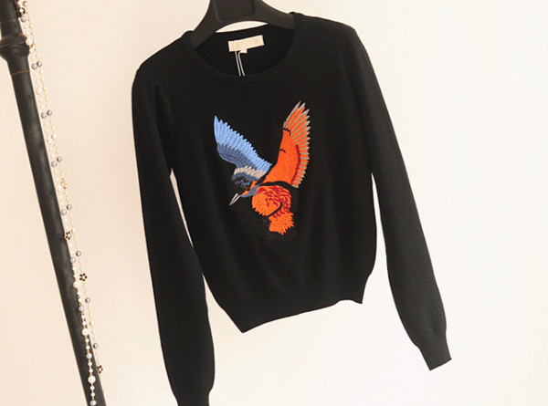 Σύντομο γυναικείο πουλόβερ με κολάρο σε σχήμα O και πολύχρωμη κεντημένη εκτύπωση