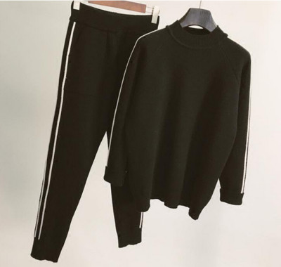 Γυναικείο αθλητικό σύνολο δύο τεμαχίων με κολάρο σε σχήμα O, 4 μοντέλα