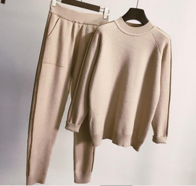 Γυναικείο αθλητικό σύνολο δύο τεμαχίων με κολάρο σε σχήμα O, 4 μοντέλα