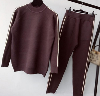 Γυναικείο αθλητικό σύνολο δύο τεμαχίων με κολάρο σε σχήμα O, 4 μοντέλα