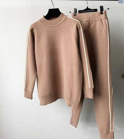 Γυναικείο αθλητικό σύνολο δύο τεμαχίων με κολάρο σε σχήμα O, 4 μοντέλα