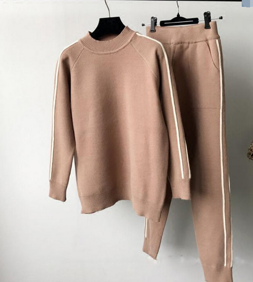 Γυναικείο αθλητικό σύνολο δύο τεμαχίων με κολάρο σε σχήμα O, 4 μοντέλα