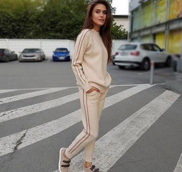 Γυναικείο αθλητικό σύνολο δύο τεμαχίων με κολάρο σε σχήμα O, 4 μοντέλα