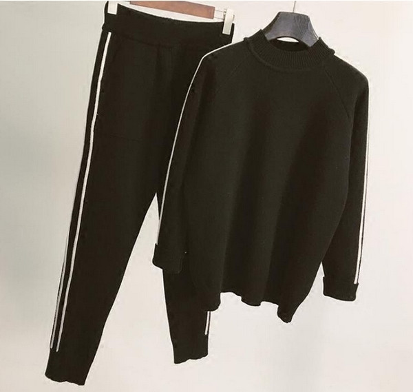 Γυναικείο αθλητικό σύνολο δύο τεμαχίων με κολάρο σε σχήμα O, 4 μοντέλα