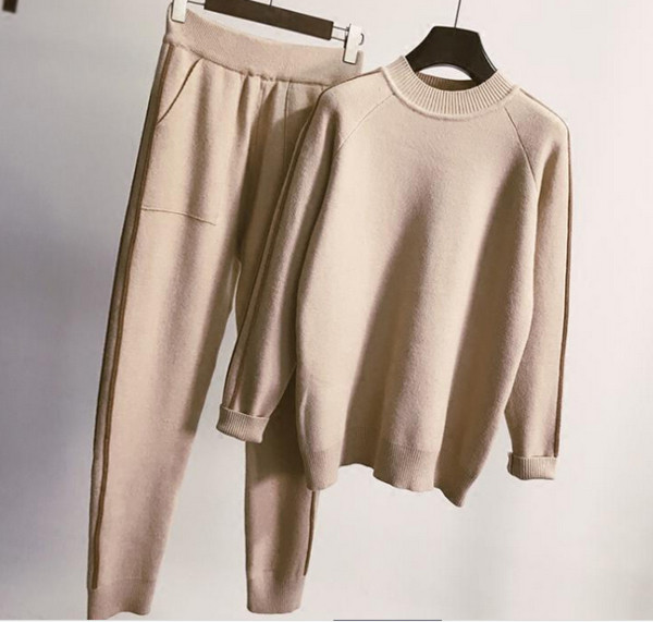 Γυναικείο αθλητικό σύνολο δύο τεμαχίων με κολάρο σε σχήμα O, 4 μοντέλα