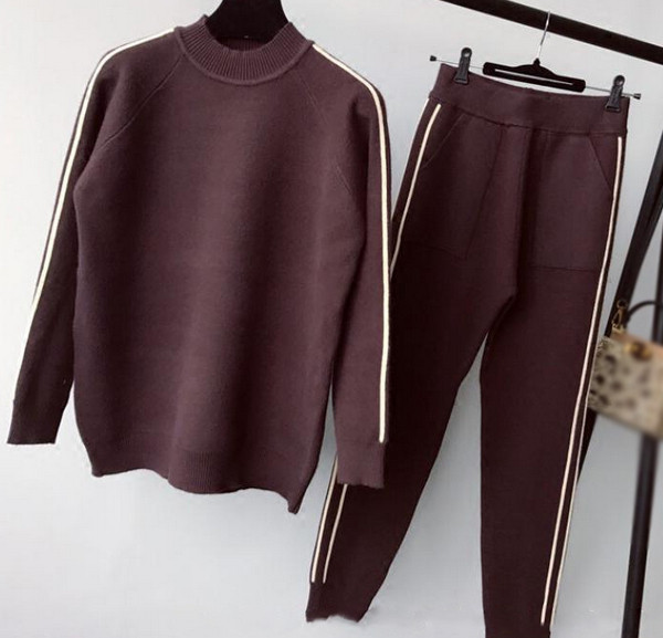 Γυναικείο αθλητικό σύνολο δύο τεμαχίων με κολάρο σε σχήμα O, 4 μοντέλα