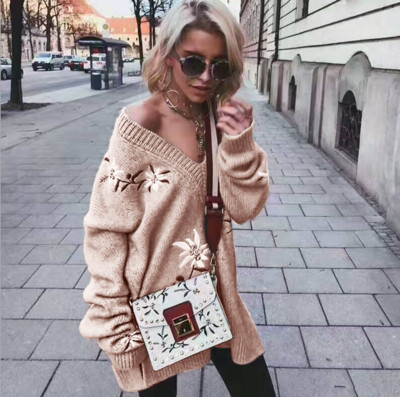 Дамски "long" пуловер с V-образно деколте и флорална бродерия , 4 цвята