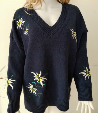 Γυναικείο μακρύ πουλόβερ με V-λαιμό και floral κεντήματα, 4 χρώματα