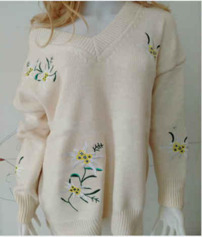 Γυναικείο μακρύ πουλόβερ με V-λαιμό και floral κεντήματα, 4 χρώματα