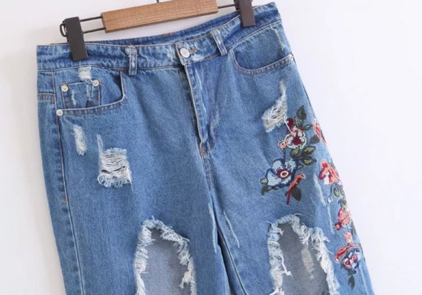Μοντέρνο μοντέλο γυναικεία τζιν με πολύχρωμα κεντήματα 