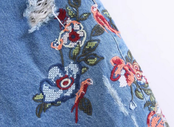 Μοντέρνο μοντέλο γυναικεία τζιν με πολύχρωμα κεντήματα 