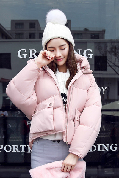 Σύντομο χειμερινό γυναικέιο μπουφάν με μεγάλες άνετες τσέπες και  κουκούλα