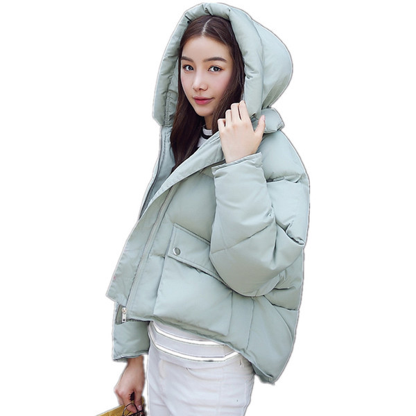 Σύντομο χειμερινό γυναικέιο μπουφάν με μεγάλες άνετες τσέπες και  κουκούλα