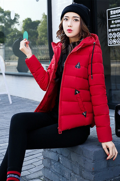 Κομψό γυναικείο μπουφάν με ενδιαφέρουσες διακοσμητικές τσέπες και πρακτική κουκούλα