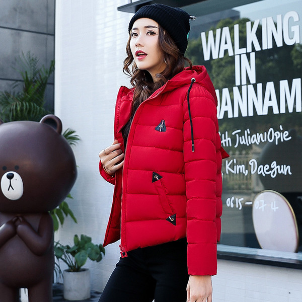 Κομψό γυναικείο μπουφάν με ενδιαφέρουσες διακοσμητικές τσέπες και πρακτική κουκούλα