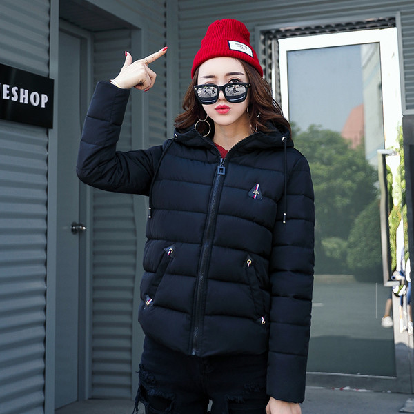 Κομψό γυναικείο μπουφάν με ενδιαφέρουσες διακοσμητικές τσέπες και πρακτική κουκούλα