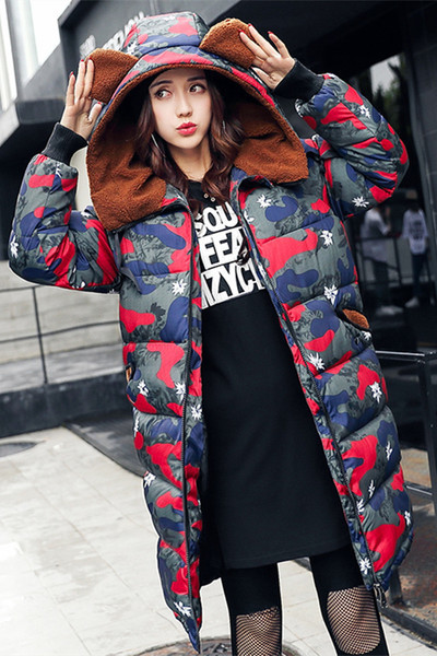 Χειμερινό μακρύ γυναικείο μπουφάν σε σχέδια καμουφλάζ και ενδιαφέροντα αυτιά στην κουκούλα