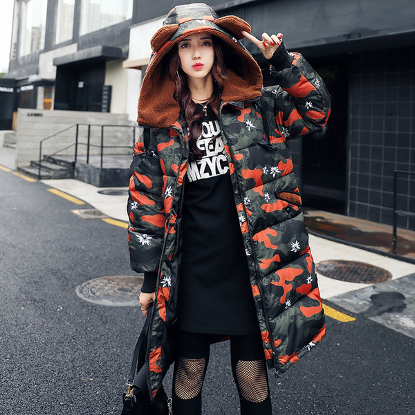 Χειμερινό μακρύ γυναικείο μπουφάν σε σχέδια καμουφλάζ και ενδιαφέροντα αυτιά στην κουκούλα