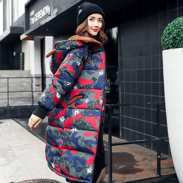 Χειμερινό μακρύ γυναικείο μπουφάν σε σχέδια καμουφλάζ και ενδιαφέροντα αυτιά στην κουκούλα