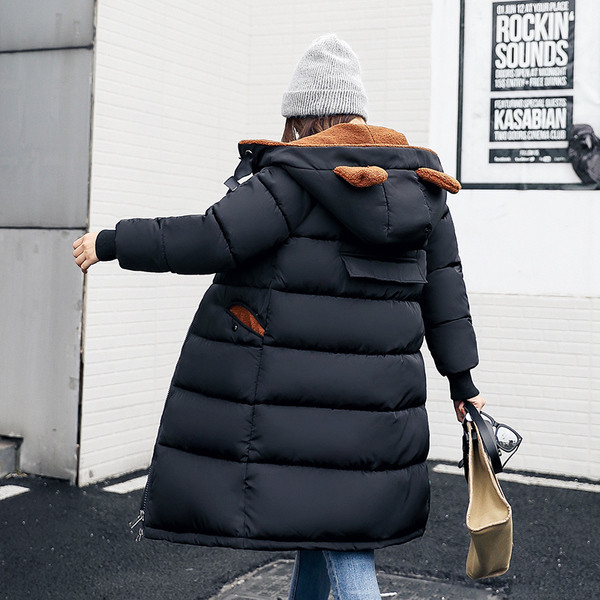 Χειμερινό μακρύ γυναικείο μπουφάν σε σχέδια καμουφλάζ και ενδιαφέροντα αυτιά στην κουκούλα