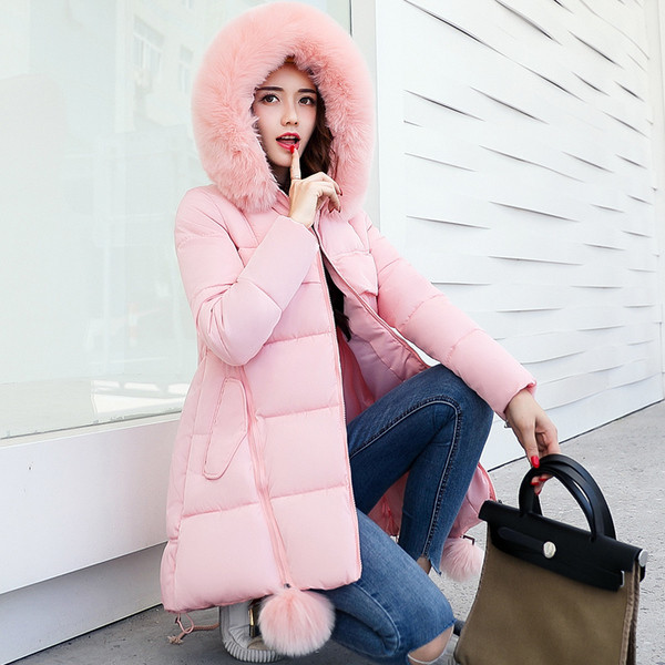 Γυναικείο μπουφάν με πρακτική αφράτη κουκούλα και ένα ενδιαφέρον σχέδιο αφηρημένων αστερίσκων