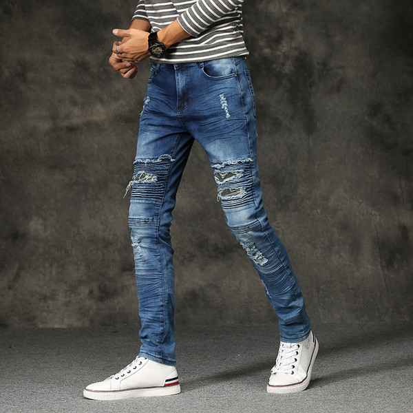 Μοντέρνα ανδρικά τζιν με μπλε και μαύρα μπερδεμένα μοτίβα