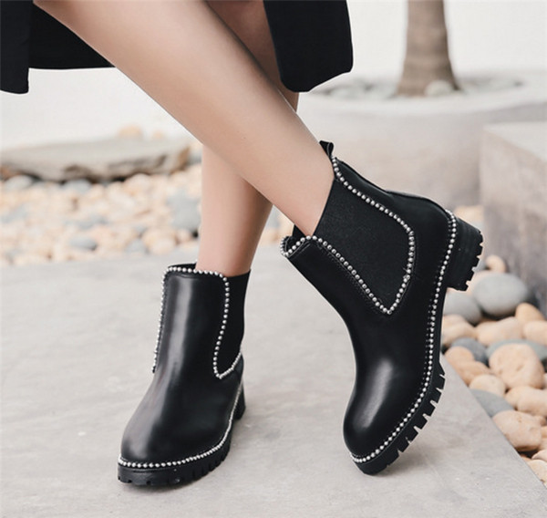 Μεγάλες γυναικείες μπότες σε οικολογικό δέρμα με μικρά λαμπερά βότσαλα