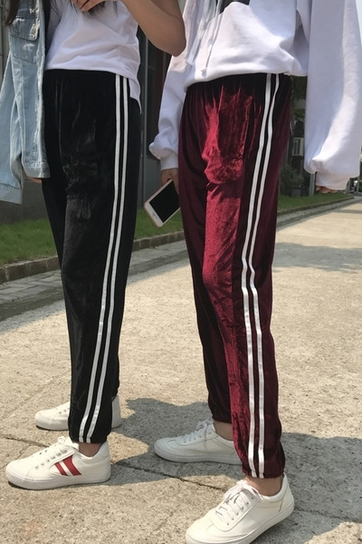 Актуален плюшен спортен дамски панталон с бели ленти