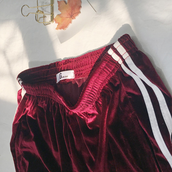 Актуален плюшен спортен дамски панталон с бели ленти