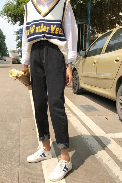 Γυναικείο τζιν  Boyfriend σε ένα απλό μοντέλο