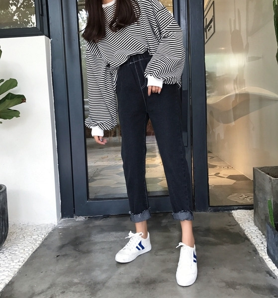 Γυναικείο τζιν  Boyfriend σε ένα απλό μοντέλο