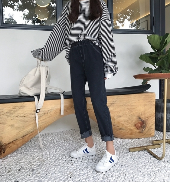 Γυναικείο τζιν  Boyfriend σε ένα απλό μοντέλο