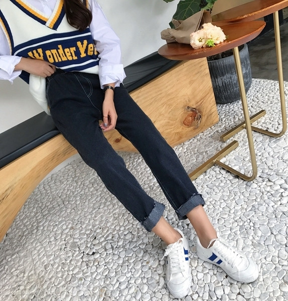 Γυναικείο τζιν  Boyfriend σε ένα απλό μοντέλο