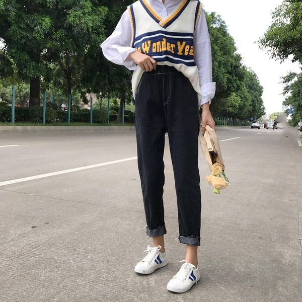 Γυναικείο τζιν  Boyfriend σε ένα απλό μοντέλο