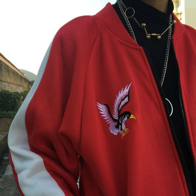 Κομψό αθλητικό γυναικείο φούτερ με εφαρμογές σε τρία χρώματα