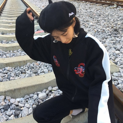 Κομψό αθλητικό γυναικείο φούτερ με εφαρμογές σε τρία χρώματα