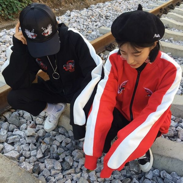 Κομψό αθλητικό γυναικείο φούτερ με εφαρμογές σε τρία χρώματα