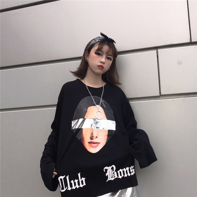 Γυναικεία μπλούζα  σε ευρύ σχέδιο με εφαρμογή και επιγραφή