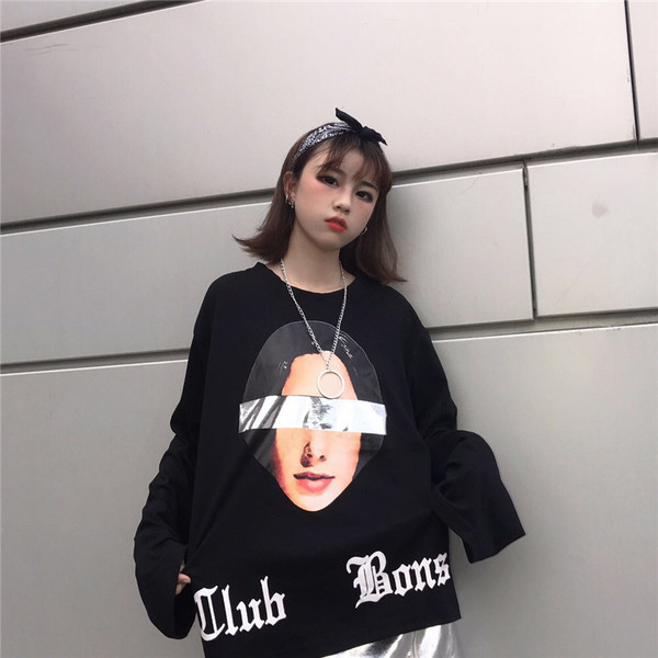 Γυναικεία μπλούζα  σε ευρύ σχέδιο με εφαρμογή και επιγραφή