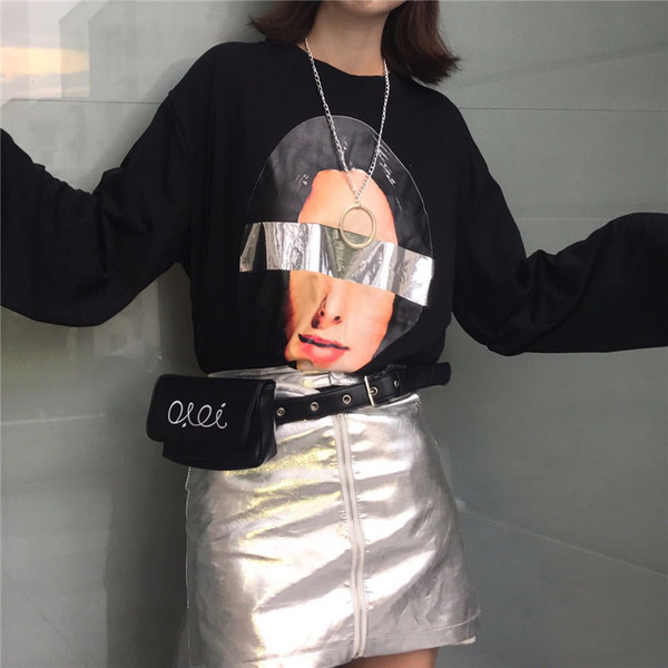 Γυναικεία μπλούζα  σε ευρύ σχέδιο με εφαρμογή και επιγραφή